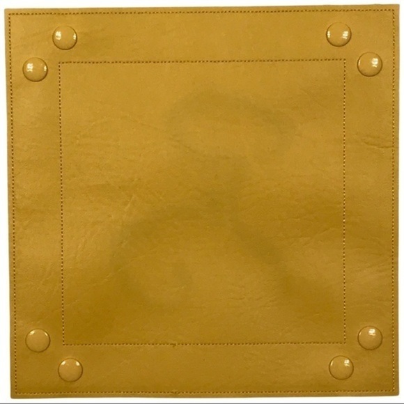 The King in Yellow Dice Tray - Yellow - Picture 5 of 10